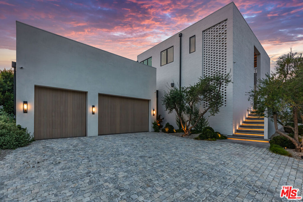 1307 N Doheny Drive