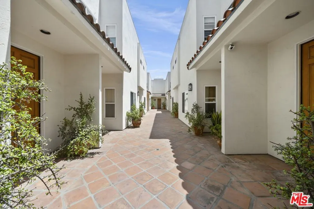 Los Angeles, California 90048, United States, 2 Bedrooms Bedrooms, ,3 BathroomsBathrooms,Residential,Active,184832