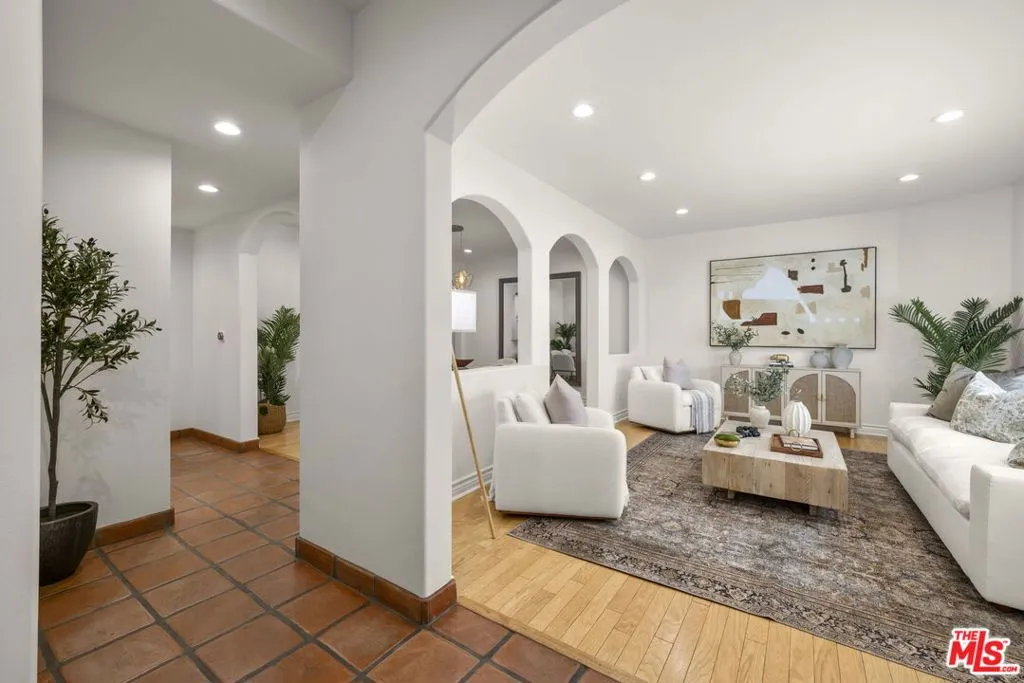 Los Angeles, California 90048, United States, 2 Bedrooms Bedrooms, ,3 BathroomsBathrooms,Residential,Active,184832