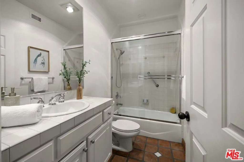 Los Angeles, California 90048, United States, 2 Bedrooms Bedrooms, ,3 BathroomsBathrooms,Residential,Active,184832