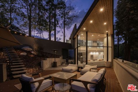 7187 Macapa Drive Los Angeles CA 90068