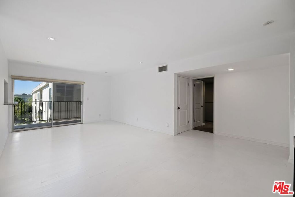 949 N Kings Road 309