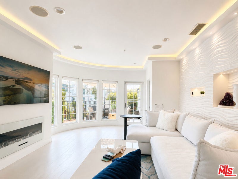 851 N San Vicente Boulevard 309