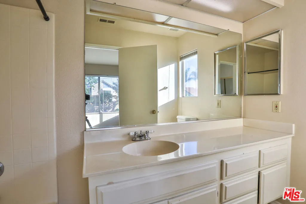 Ontario, California 91762, United States, 2 Bedrooms Bedrooms, ,3 BathroomsBathrooms,Residential,Active,234726