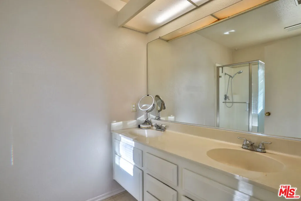 Ontario, California 91762, United States, 2 Bedrooms Bedrooms, ,3 BathroomsBathrooms,Residential,Active,234726