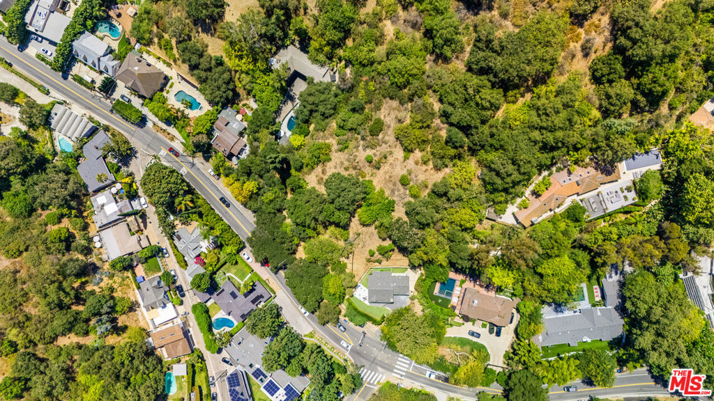 2485 Benedict Canyon Drive