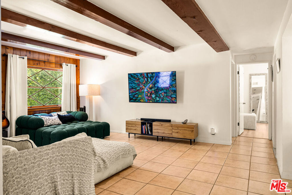 2485 Benedict Canyon Drive