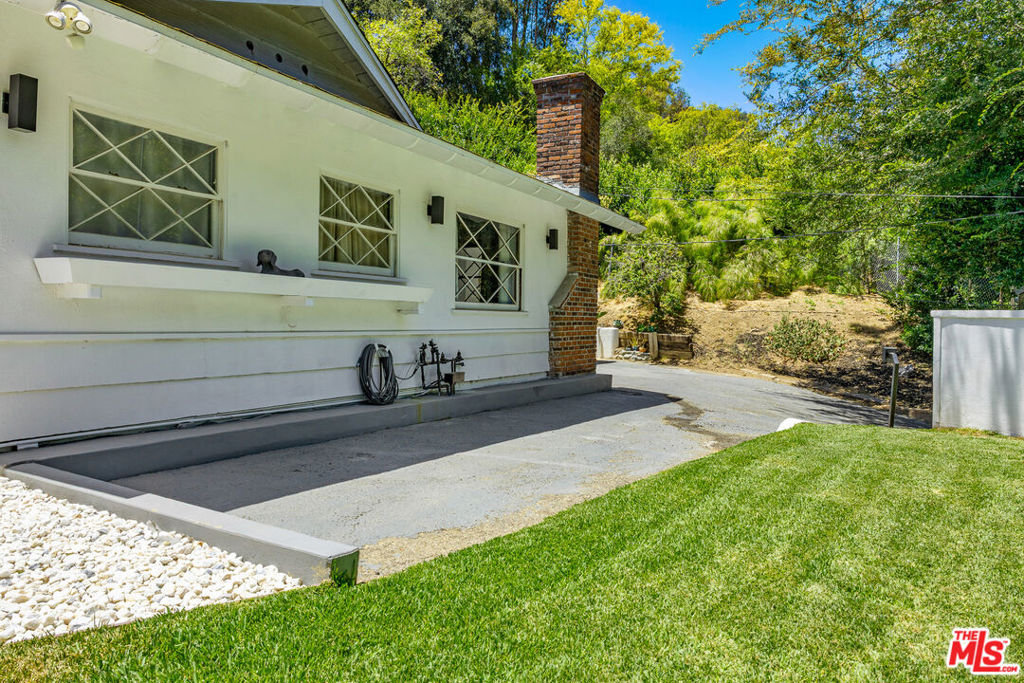 2485 Benedict Canyon Drive