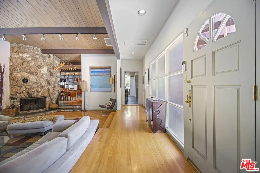 Los Angeles, California 90049, United States, 4 Bedrooms Bedrooms, ,4 BathroomsBathrooms,Residential,Active,133618