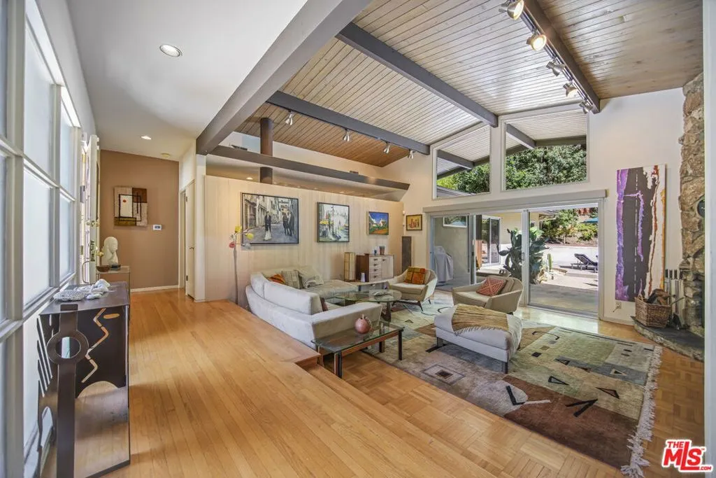 Los Angeles, California 90049, United States, 4 Bedrooms Bedrooms, ,4 BathroomsBathrooms,Residential,Active,133618