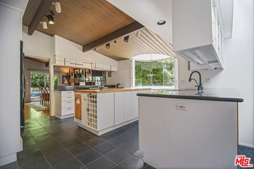 Los Angeles, California 90049, United States, 4 Bedrooms Bedrooms, ,4 BathroomsBathrooms,Residential,Active,133618