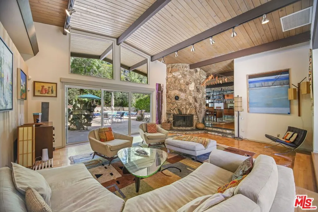 Los Angeles, California 90049, United States, 4 Bedrooms Bedrooms, ,4 BathroomsBathrooms,Residential,Active,133618