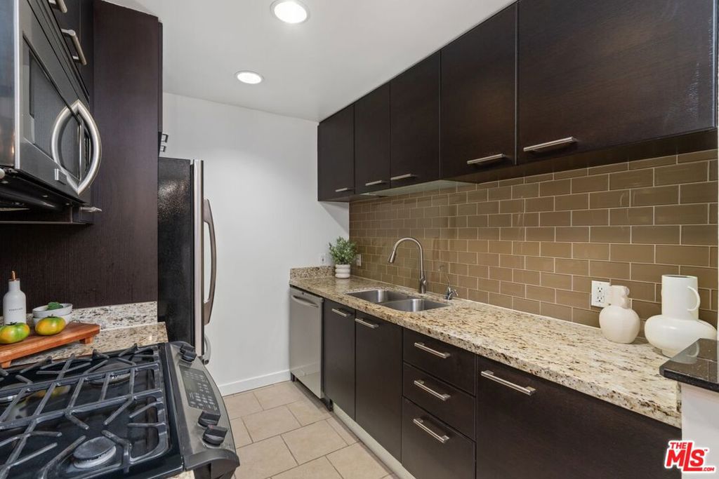 585 N Rossmore Avenue 409