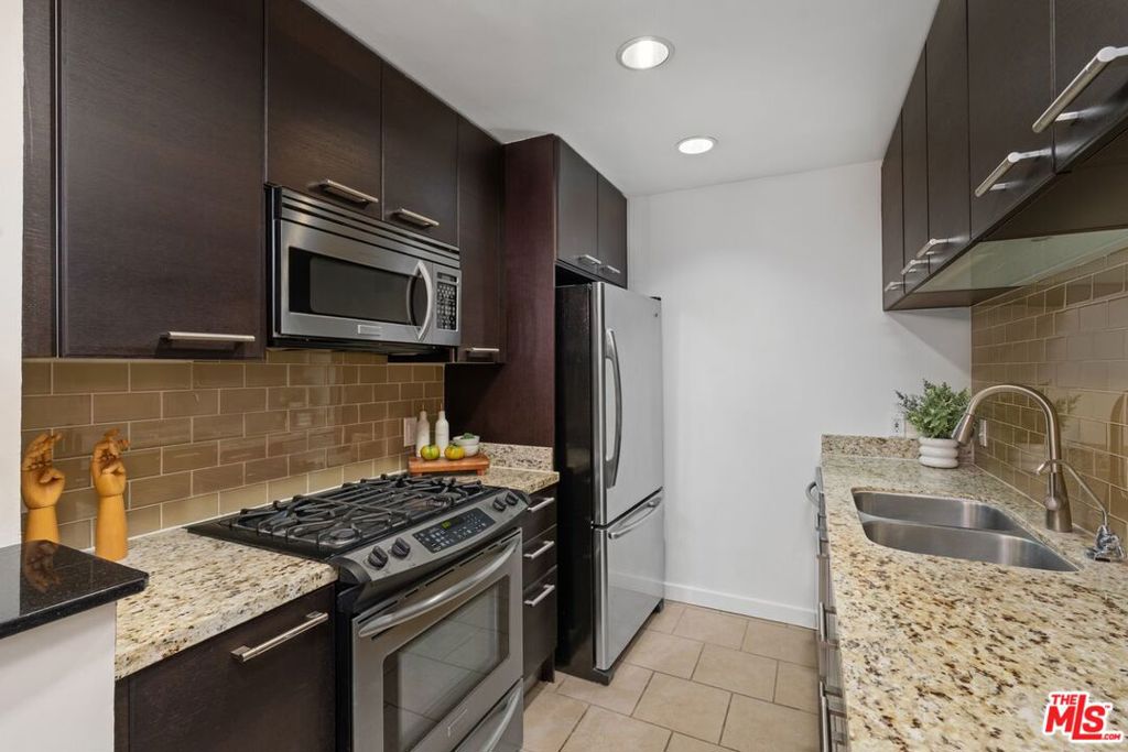 585 N Rossmore Avenue 409