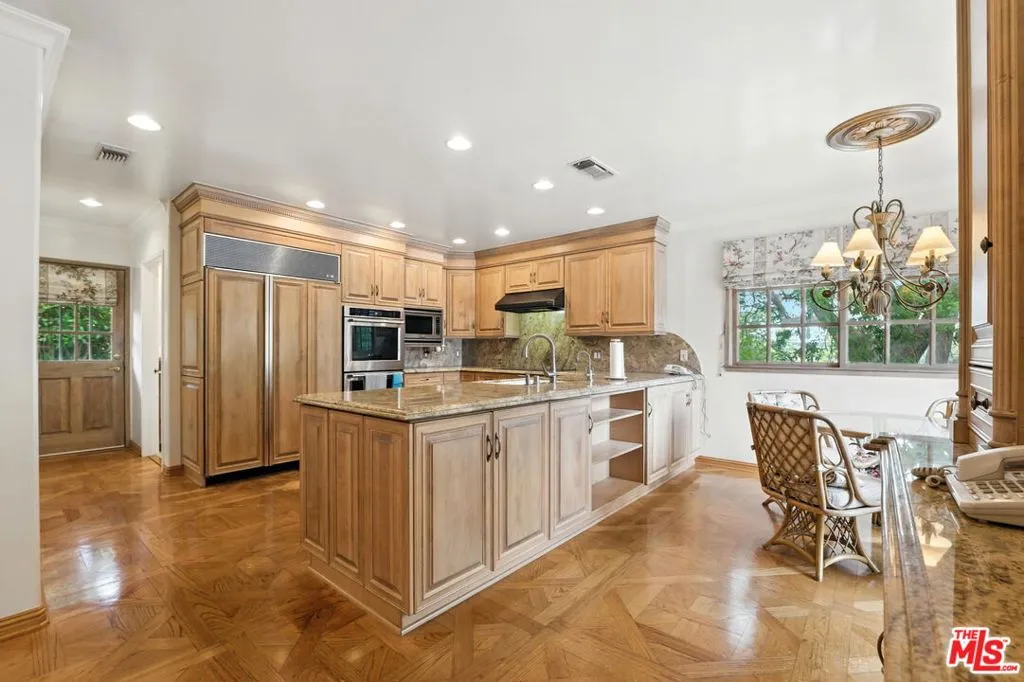 Los Angeles, California 90049, United States, 4 Bedrooms Bedrooms, ,4 BathroomsBathrooms,Residential,Active,166652