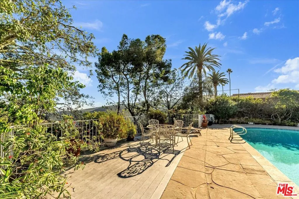 Los Angeles, California 90049, United States, 4 Bedrooms Bedrooms, ,4 BathroomsBathrooms,Residential,Active,166652