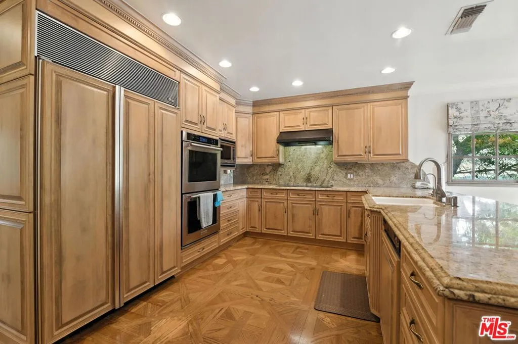 Los Angeles, California 90049, United States, 4 Bedrooms Bedrooms, ,4 BathroomsBathrooms,Residential,Active,166652