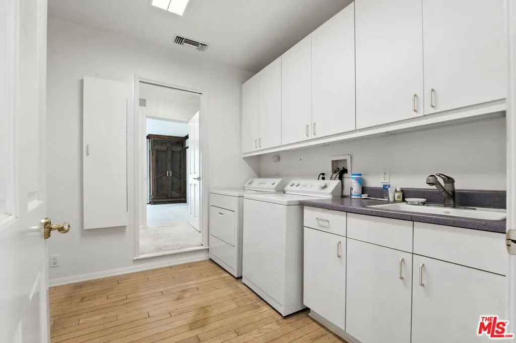 Los Angeles, California 90049, United States, 4 Bedrooms Bedrooms, ,4 BathroomsBathrooms,Residential,Active,166652