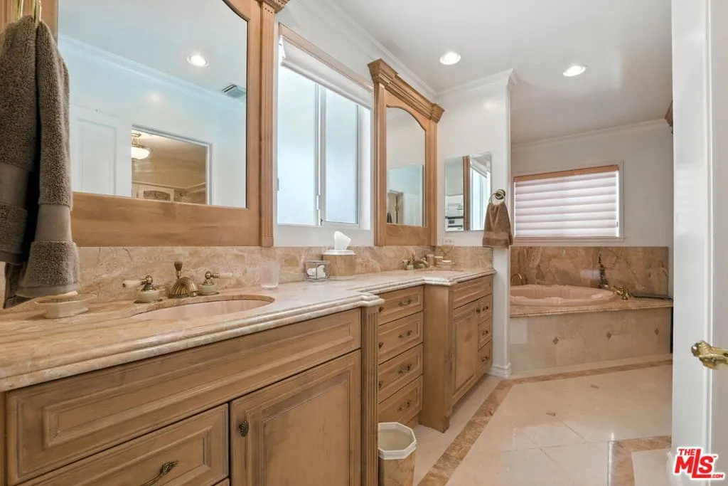 Los Angeles, California 90049, United States, 4 Bedrooms Bedrooms, ,4 BathroomsBathrooms,Residential,Active,166652