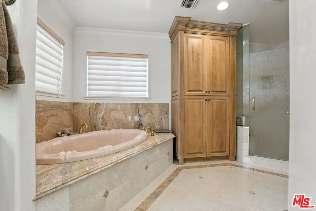 Los Angeles, California 90049, United States, 4 Bedrooms Bedrooms, ,4 BathroomsBathrooms,Residential,Active,166652