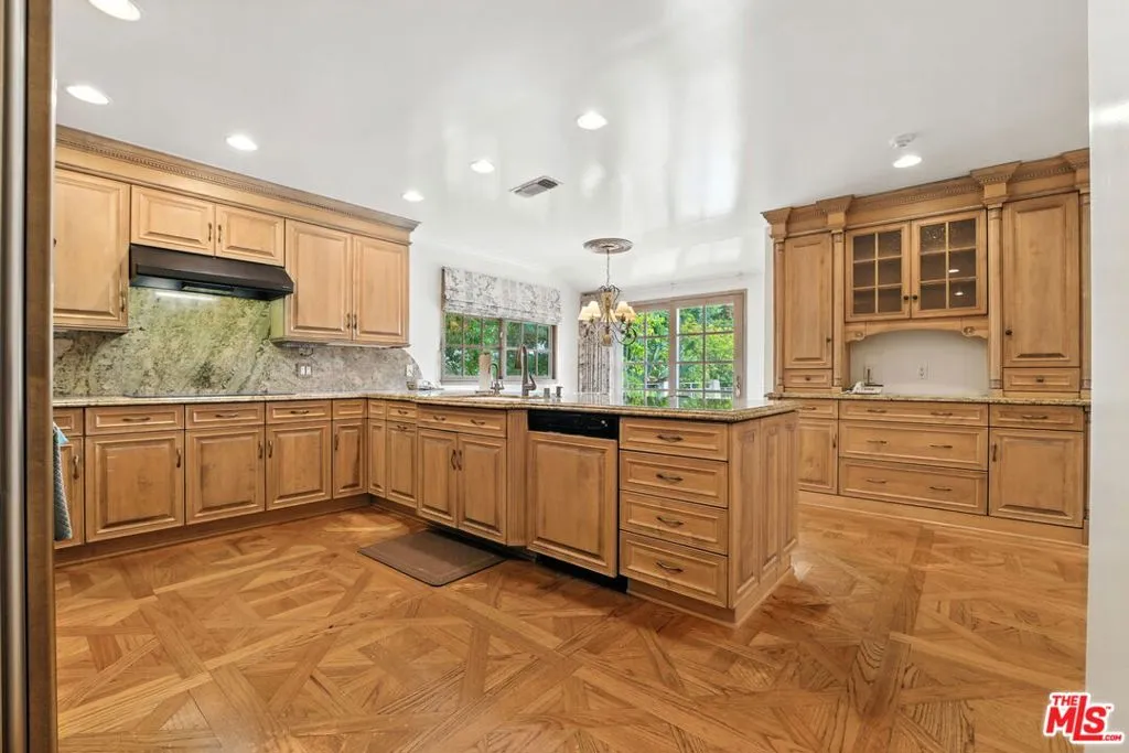 Los Angeles, California 90049, United States, 4 Bedrooms Bedrooms, ,4 BathroomsBathrooms,Residential,Active,166652