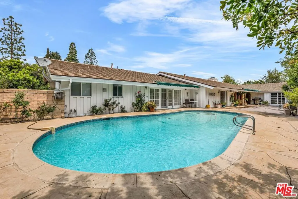 Los Angeles, California 90049, United States, 4 Bedrooms Bedrooms, ,4 BathroomsBathrooms,Residential,Active,166652