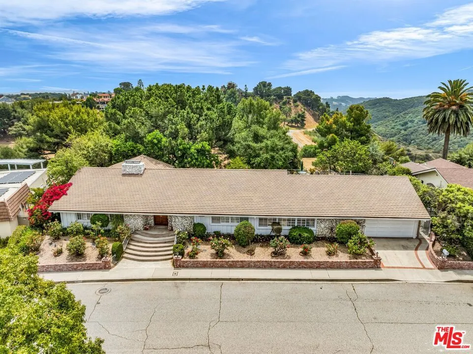 Los Angeles, California 90049, United States, 4 Bedrooms Bedrooms, ,4 BathroomsBathrooms,Residential,Active,166652