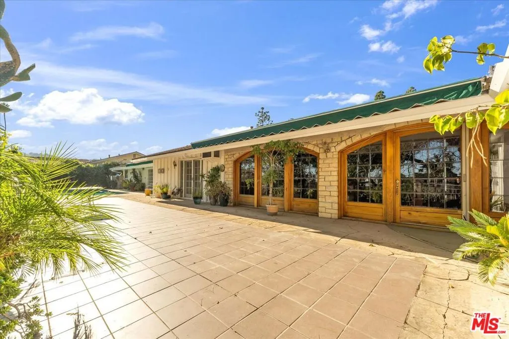 Los Angeles, California 90049, United States, 4 Bedrooms Bedrooms, ,4 BathroomsBathrooms,Residential,Active,166652