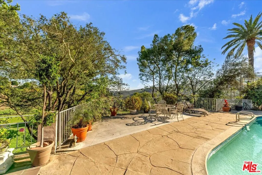 Los Angeles, California 90049, United States, 4 Bedrooms Bedrooms, ,4 BathroomsBathrooms,Residential,Active,166652