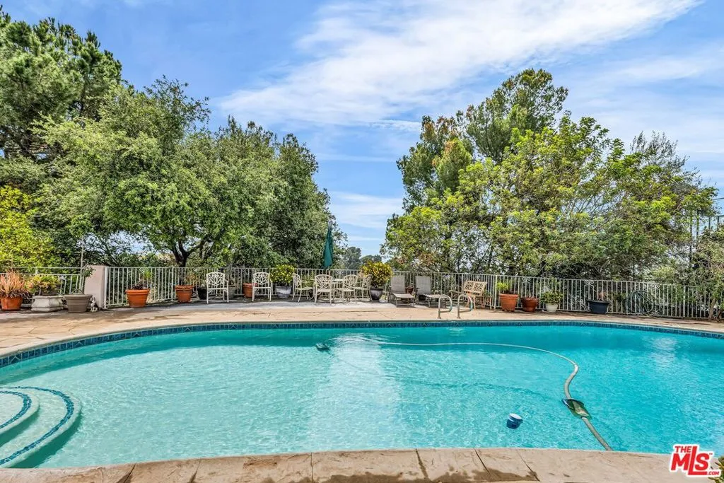 Los Angeles, California 90049, United States, 4 Bedrooms Bedrooms, ,4 BathroomsBathrooms,Residential,Active,166652