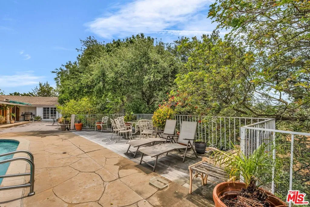 Los Angeles, California 90049, United States, 4 Bedrooms Bedrooms, ,4 BathroomsBathrooms,Residential,Active,166652