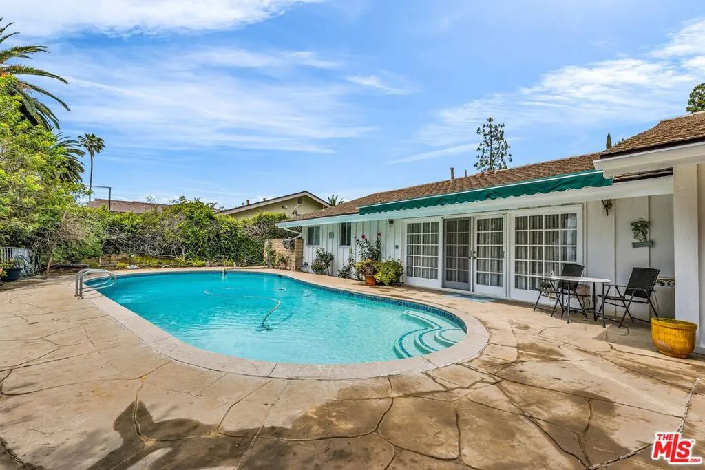 Los Angeles, California 90049, United States, 4 Bedrooms Bedrooms, ,4 BathroomsBathrooms,Residential,Active,166652