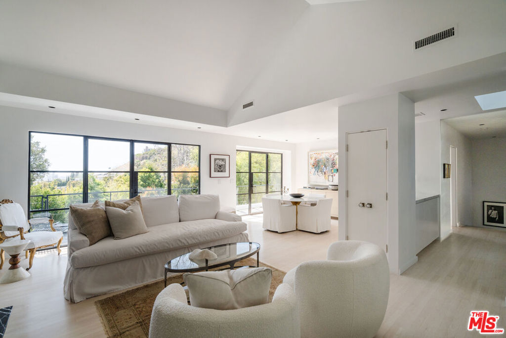 1558 Sunset Plaza Drive