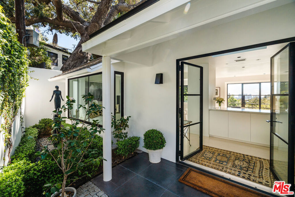 1558 Sunset Plaza Drive