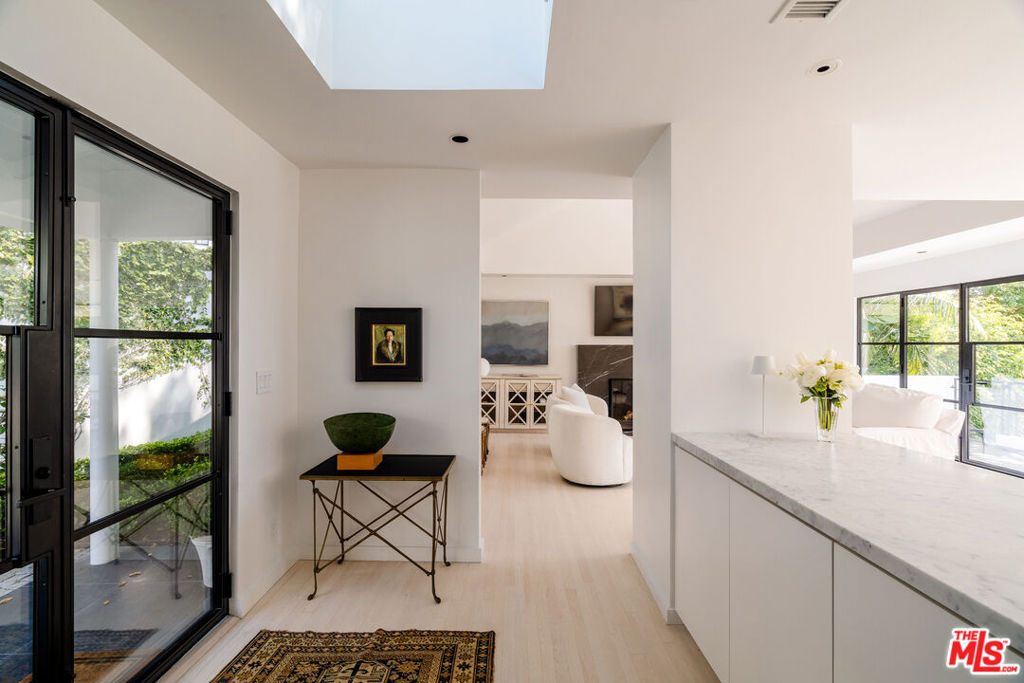 1558 Sunset Plaza Drive