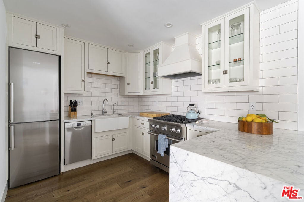 1929 Tamarind Avenue 8