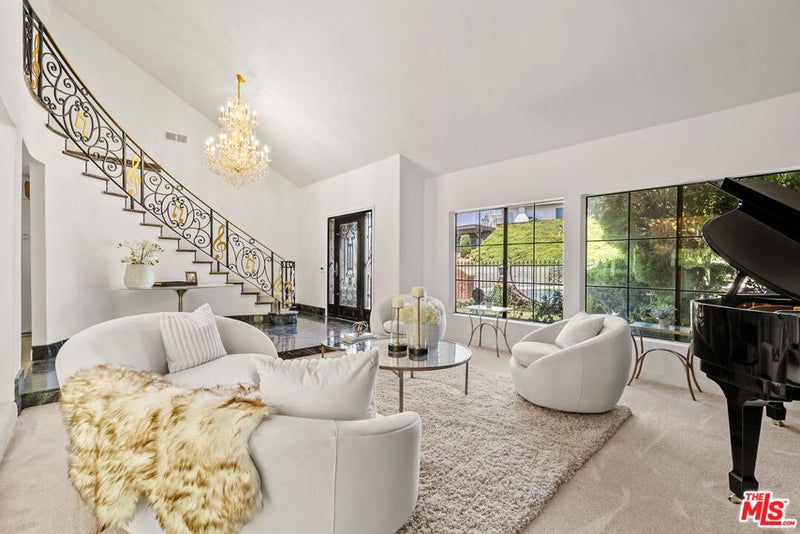 8000 Oceanus Drive