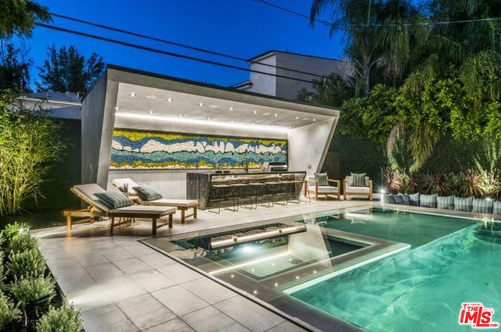 Properties 2 11241 Blix Street