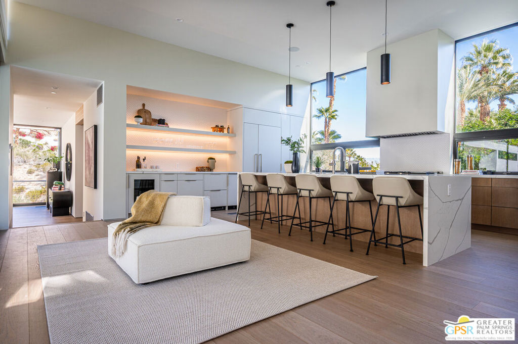 310 W Crestview Drive