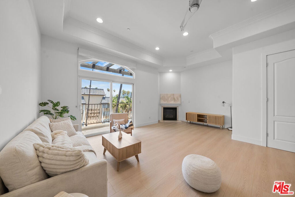 309 S Mariposa Avenue 301