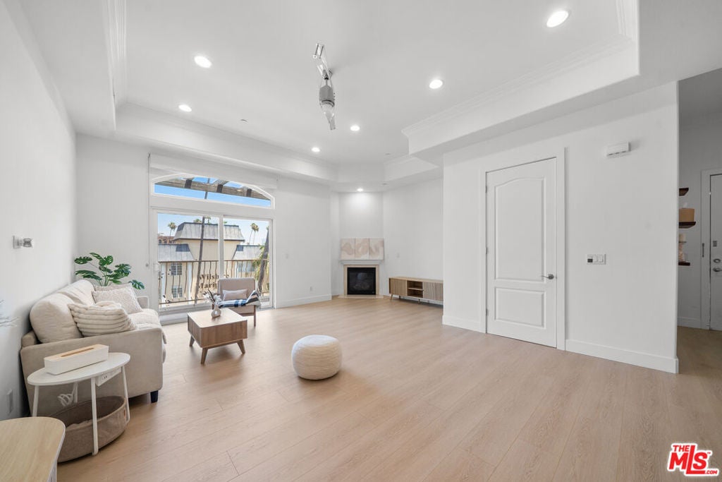 309 S Mariposa Avenue 301