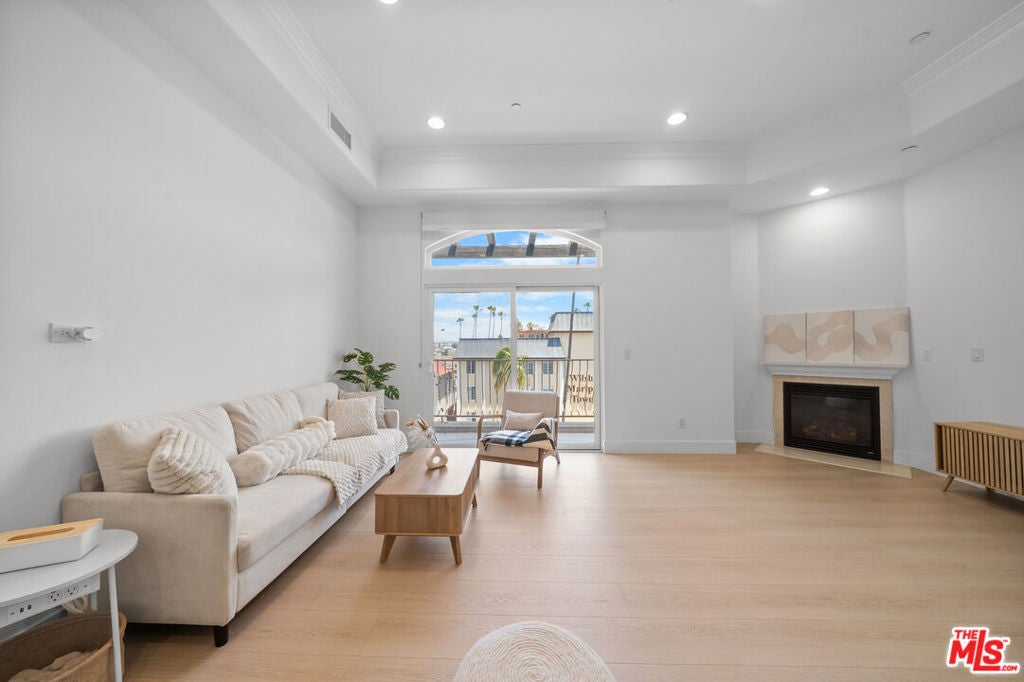 309 S Mariposa Avenue 301
