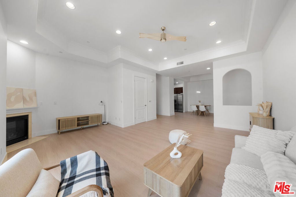 309 S Mariposa Avenue 301