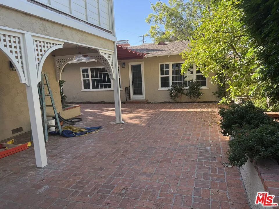 Sherman Oaks, California 91401, United States, 3 Bedrooms Bedrooms, ,3 BathroomsBathrooms,Residential,Active,249055