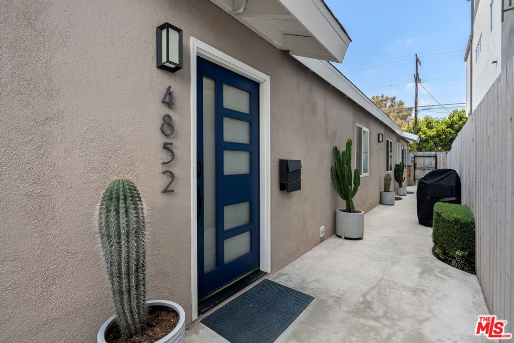 4852 S Centinela Avenue