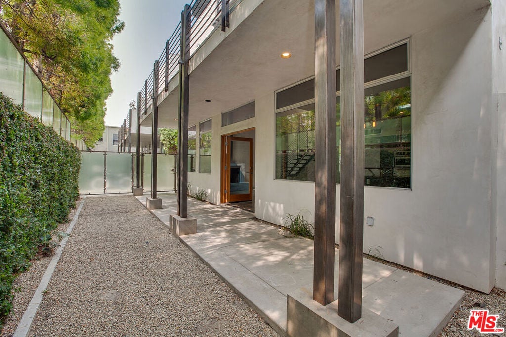 538 Broadway Street 1
