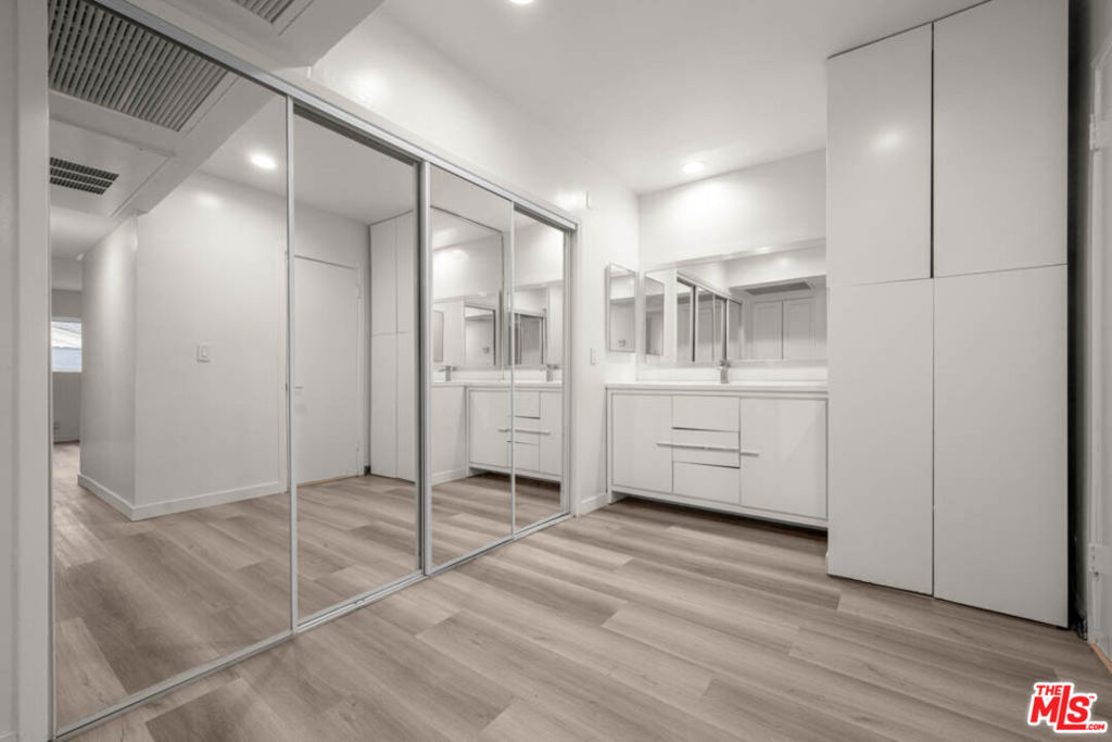 Properties 4 423 S Rexford Drive 202