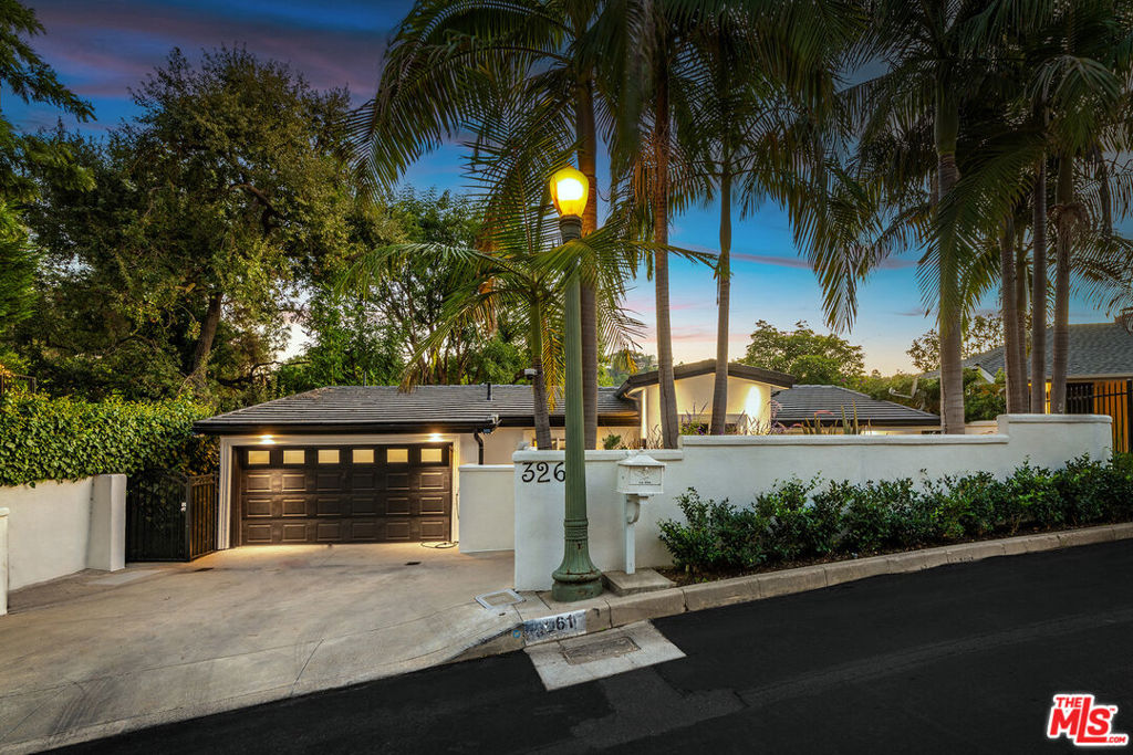 3261 N Knoll Drive