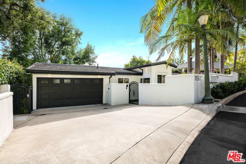 3261 N Knoll Drive