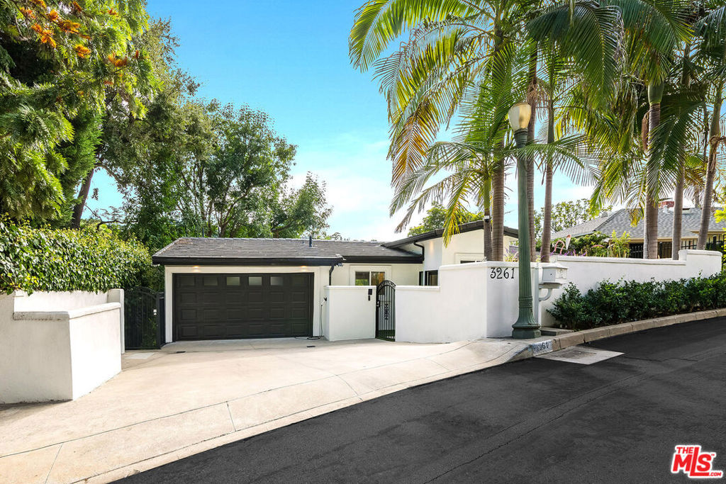 3261 N Knoll Drive